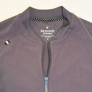 Beyond‎ Scrubs Women's grey stretch 2-pocket technical knit zip Jacket size SM